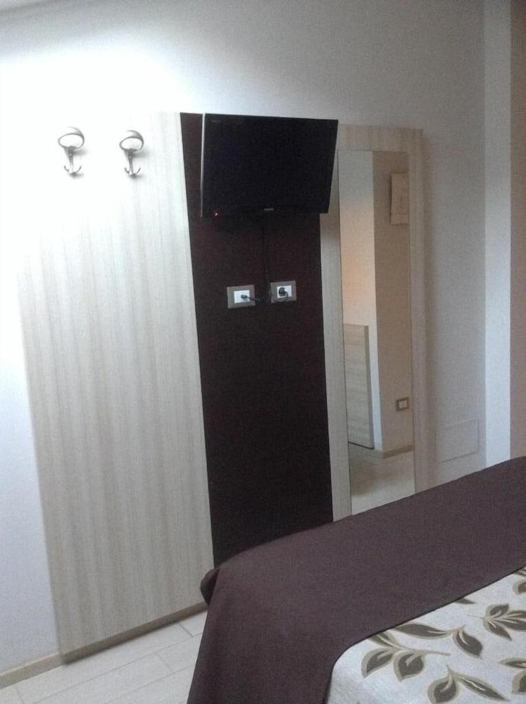 Holiday- Finestrella 3* Bolonia