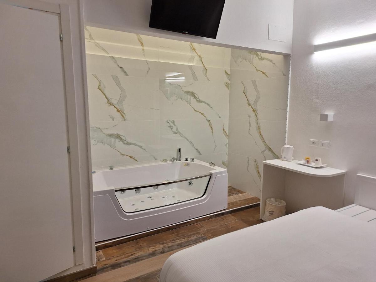 Hotel Holiday- Finestrella Bolonia