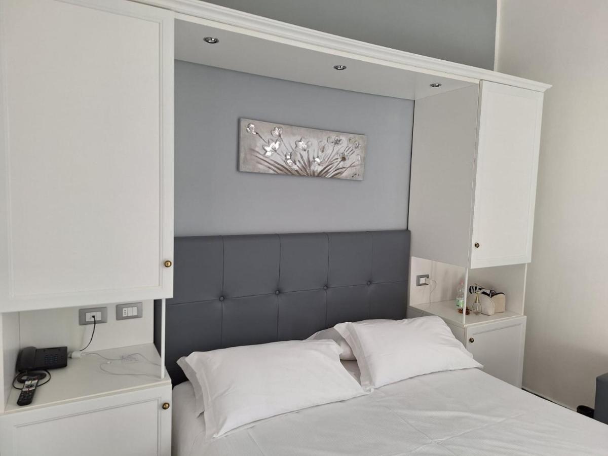 Holiday- Finestrella 3* Bolonia